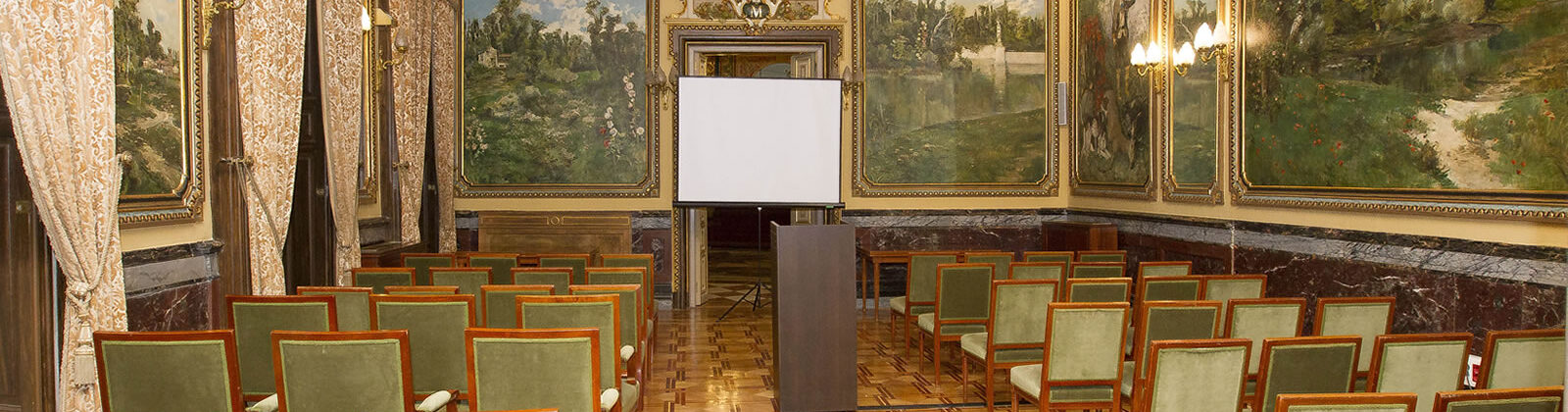 Vistas del interior del Palacio de Santoña, sala de exposiciones.
