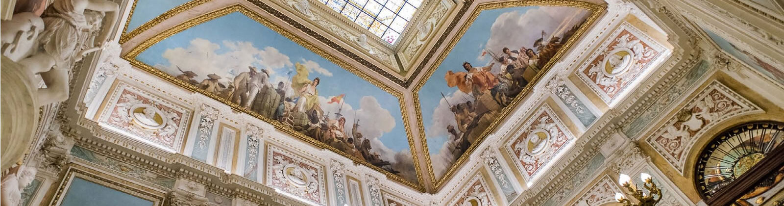 Vistas del interior del Palacio de Santoña, techo avobedado con frescos.