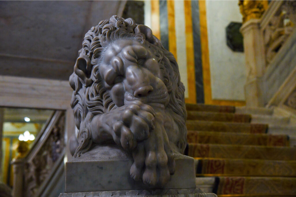 Figura de un león en la Escalera de Gala del Palacio de Santoña