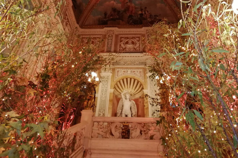 Escalera de Gala adornada con plantas y luces